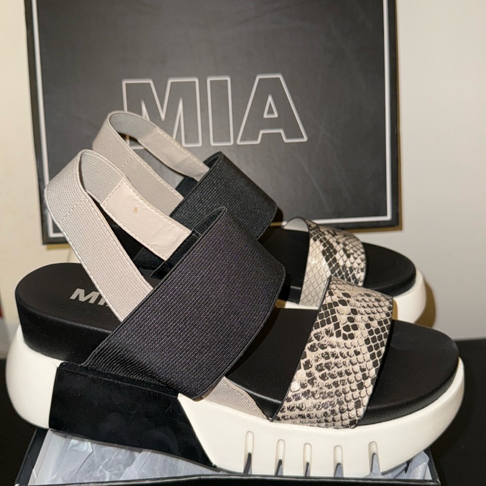 Mia Amelia Sandals women’s size 7